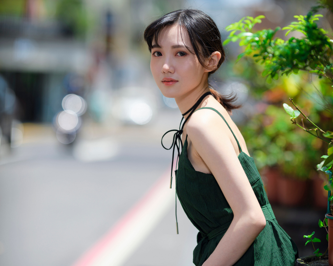 Девушка азиатка в зеленом платье 