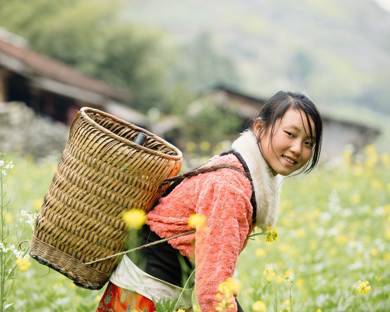 Девушка азиатка с корзиной на поле 