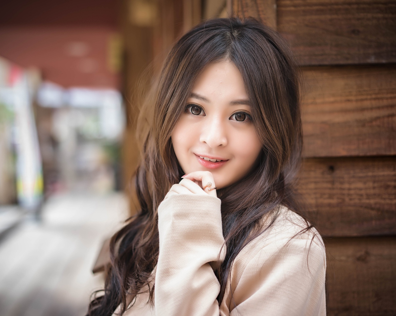 Девушка азиатка с большими карими глазами 