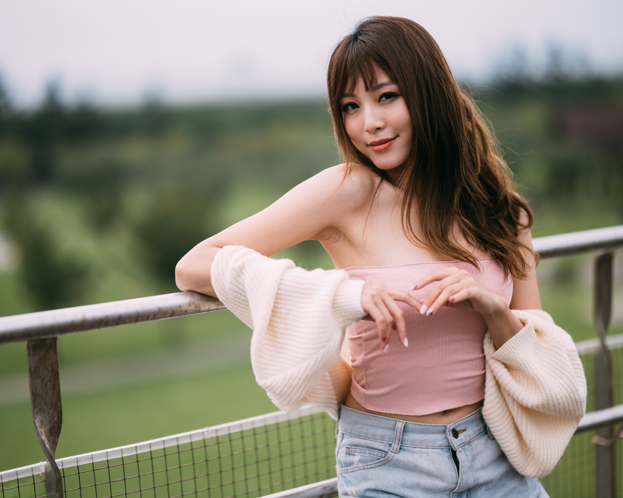 Девушка азиатка с длинными волосами у перил