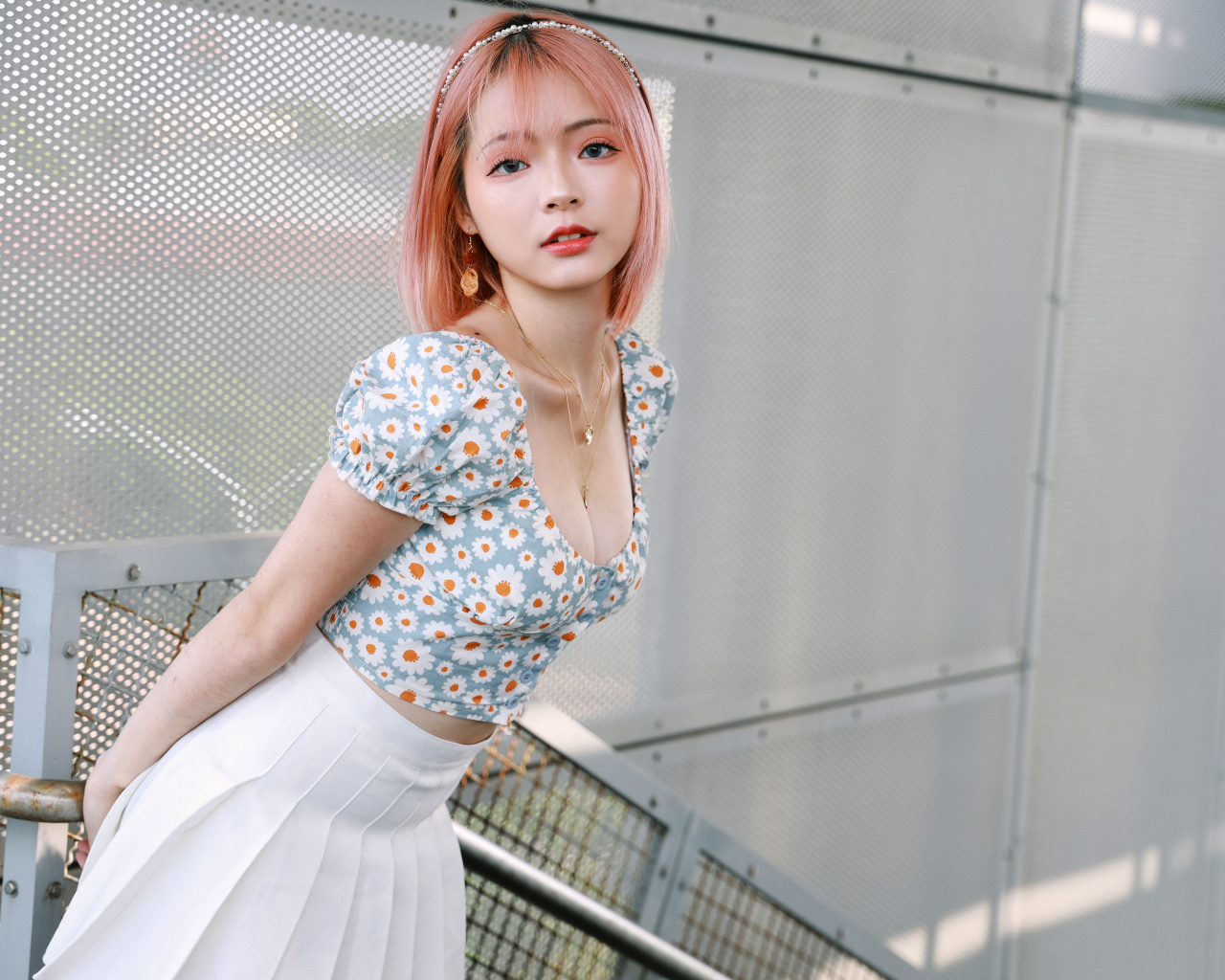 Девушка азиатка с короткой стрижкой