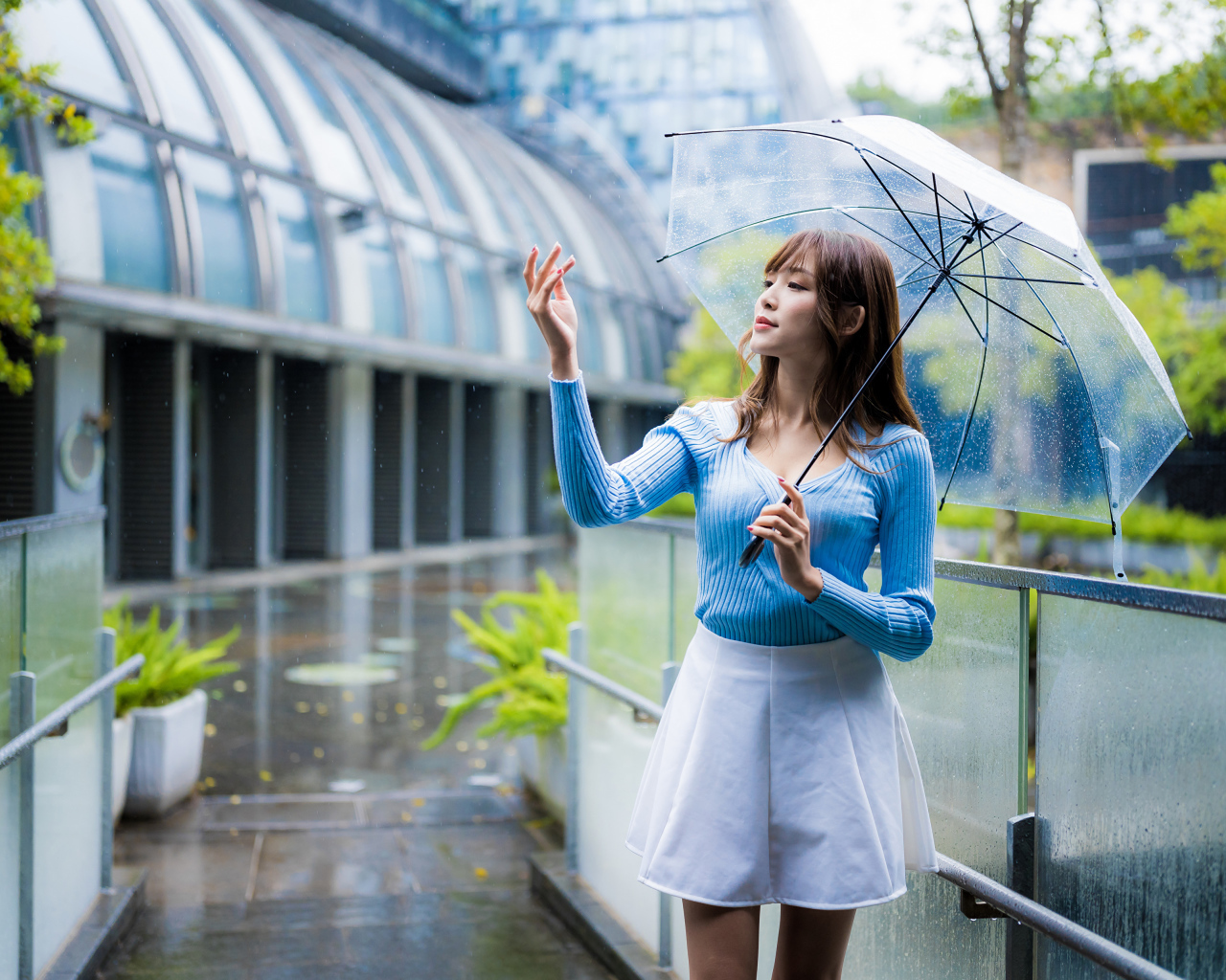 Девушка азиатка с зонтом под дождем