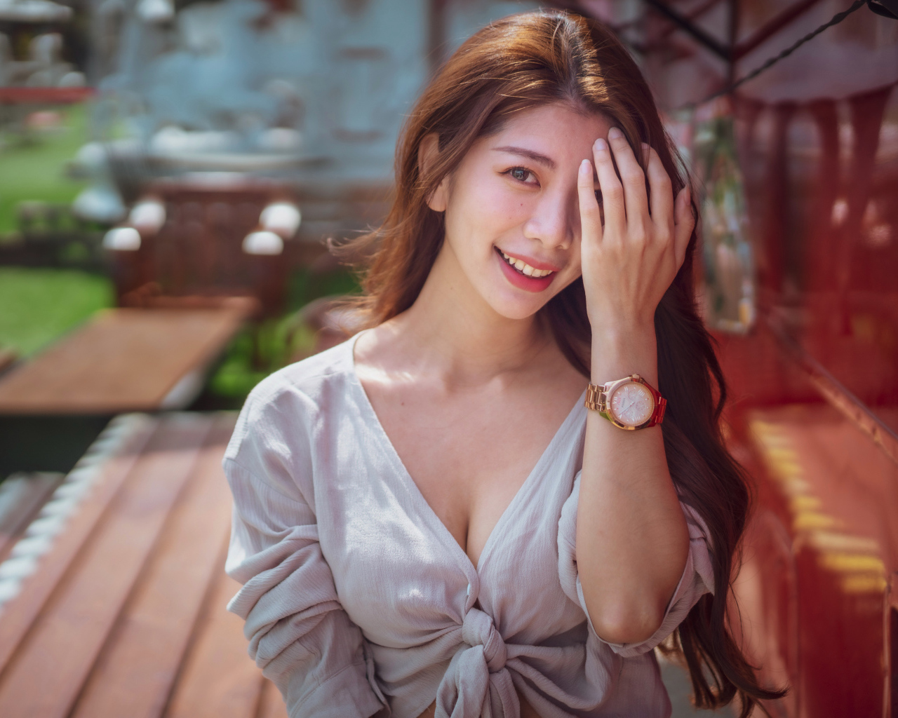 Красивая девушка азиатка закрыла рукой глаз 