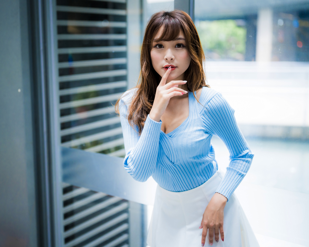 Красивая девушка азиатка в голубой кофте 