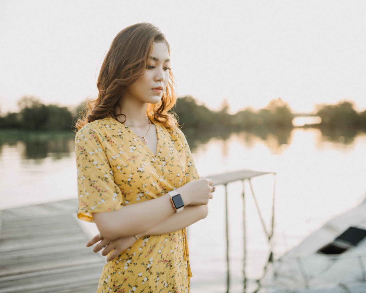 Красивая девушка азиатка стоит у реки 