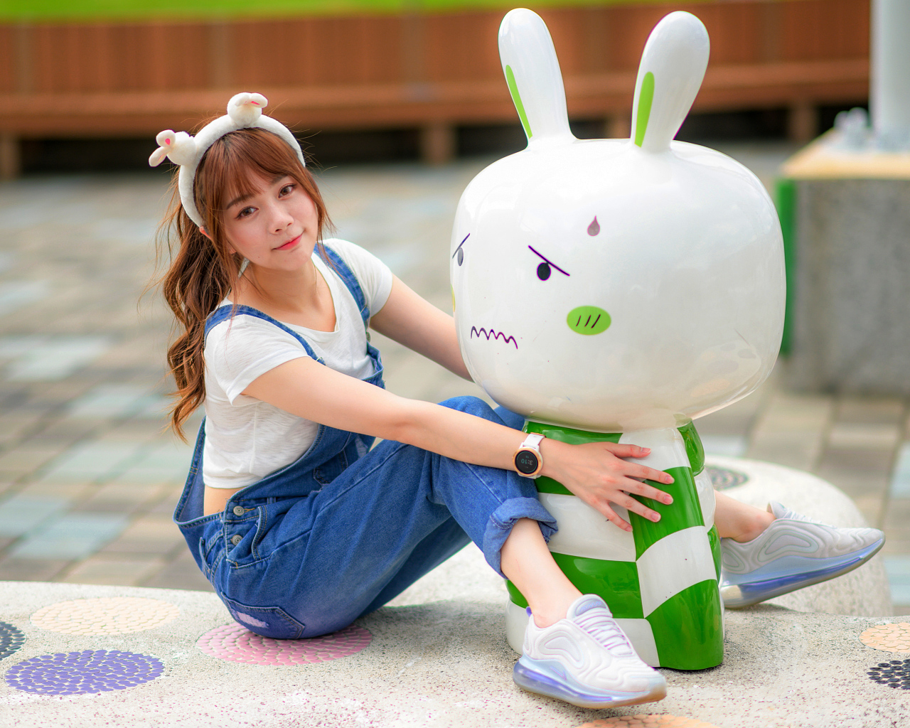 Красивая девушка азиатка с зайцем