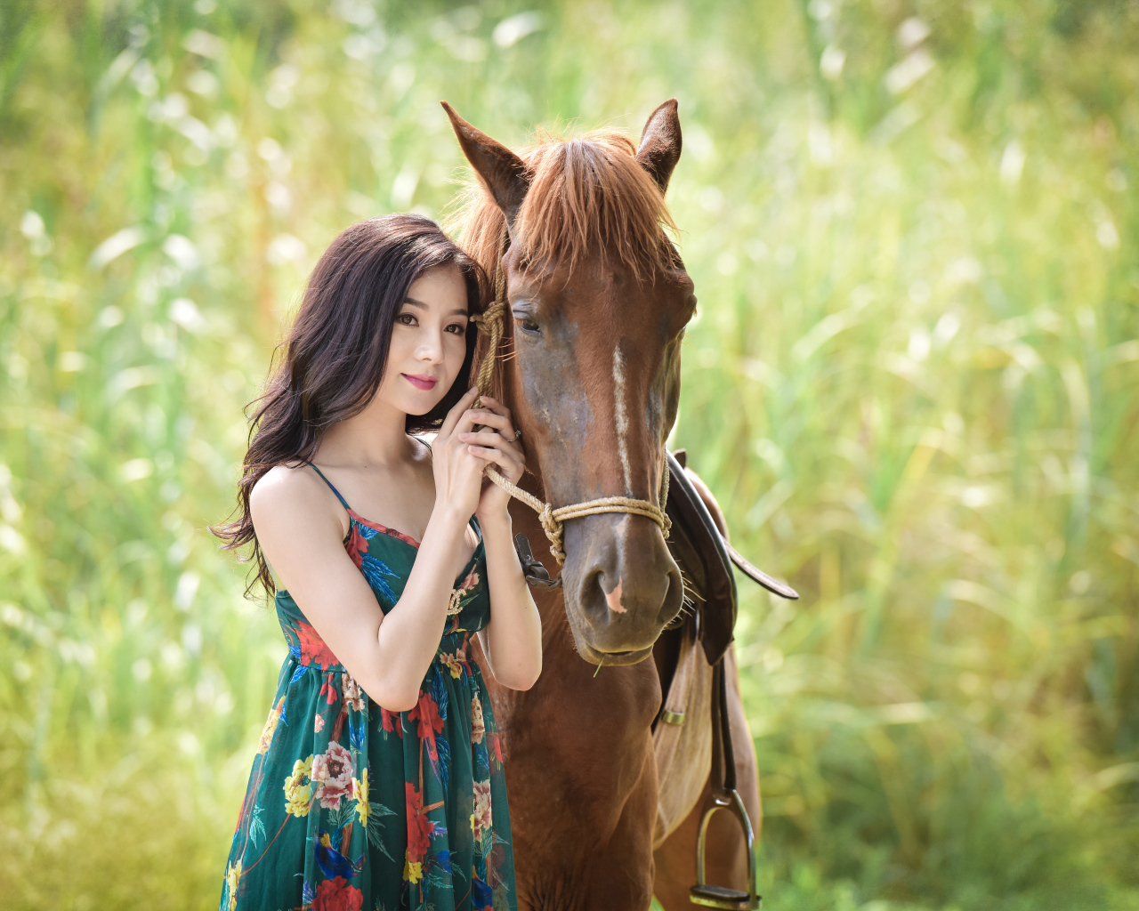 Красивая девушка азиатка с конем