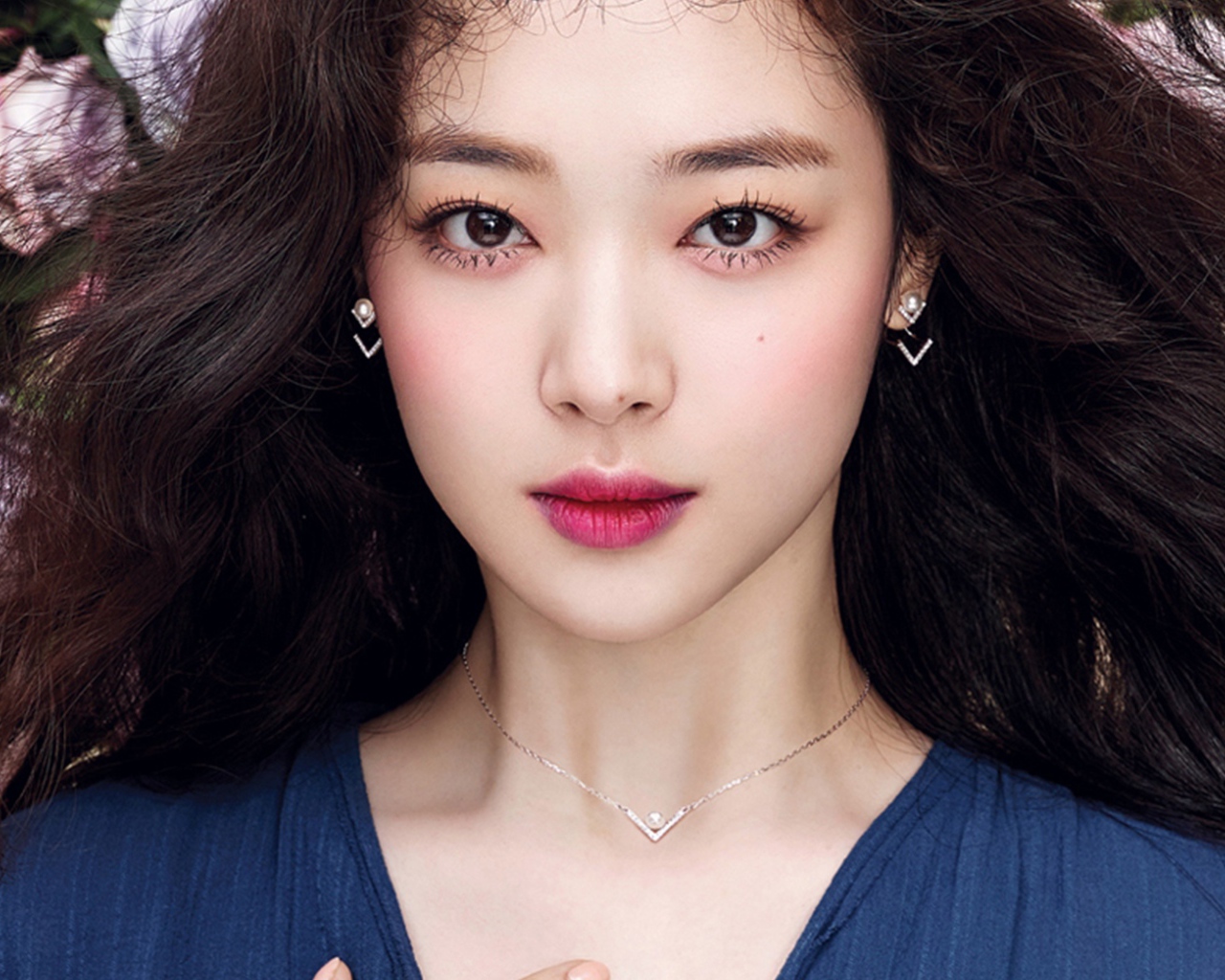 Красивая девушка азиатка с большими карими глазами 