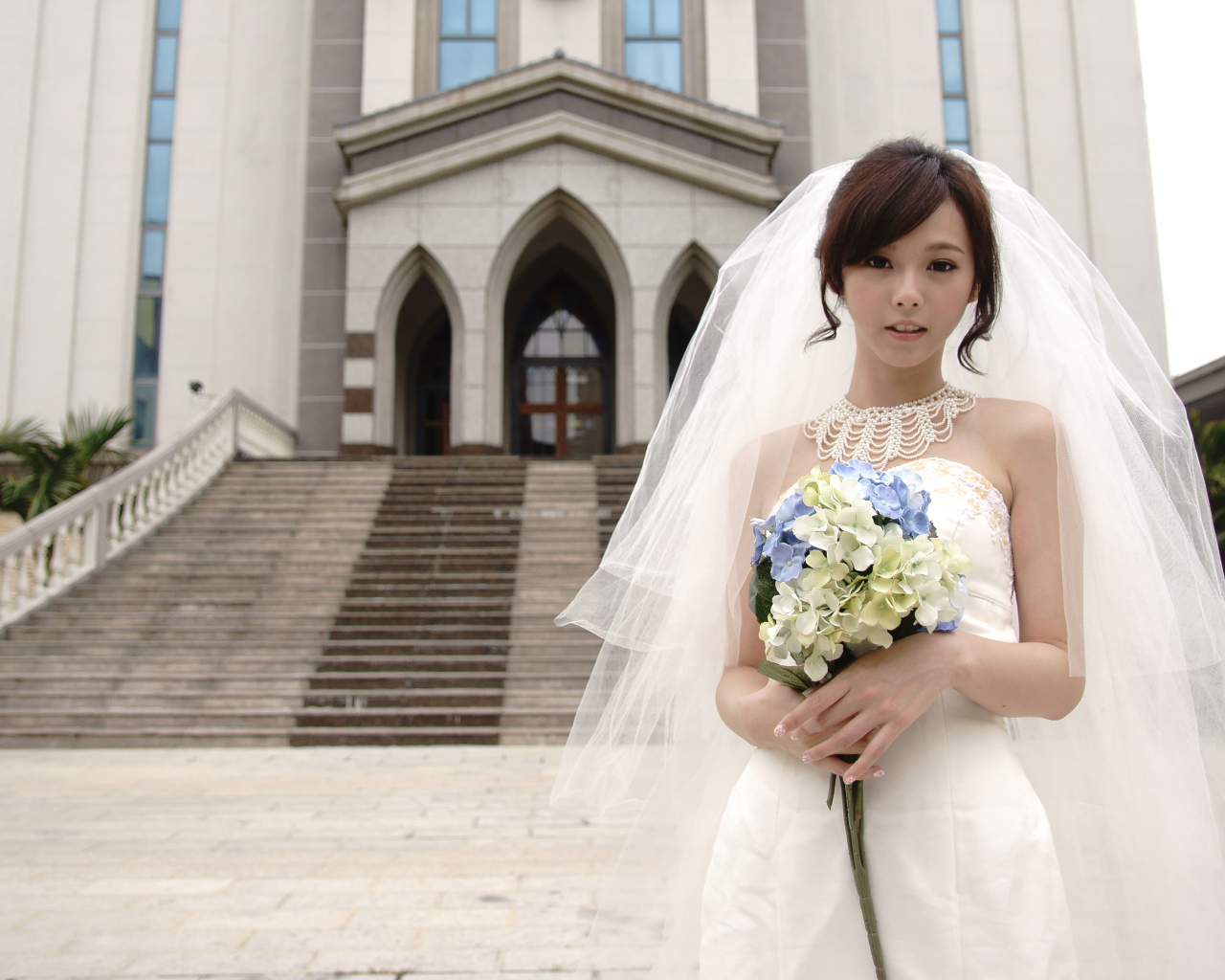 Красивая девушка азиатка в свадебном платье 