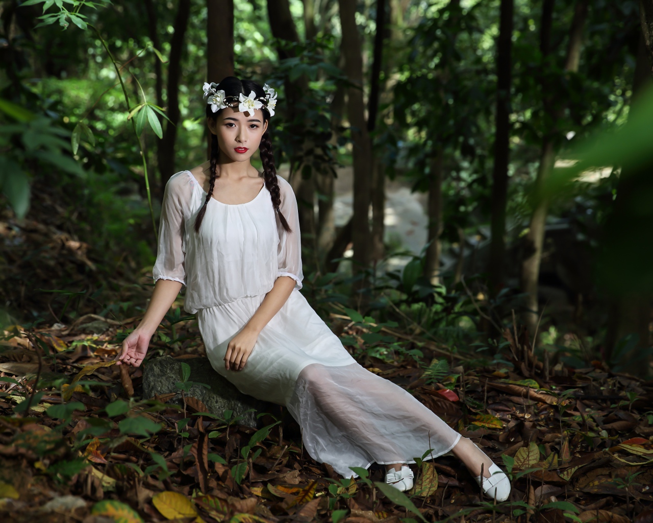 Красивая девушка азиатка в белом платье  в лесу