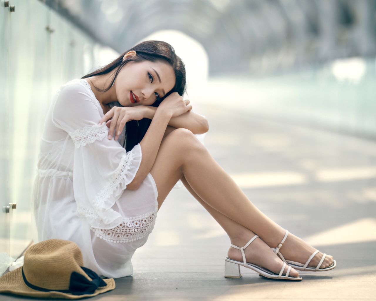 Красивая девушка азиатка в белом платье на полу 