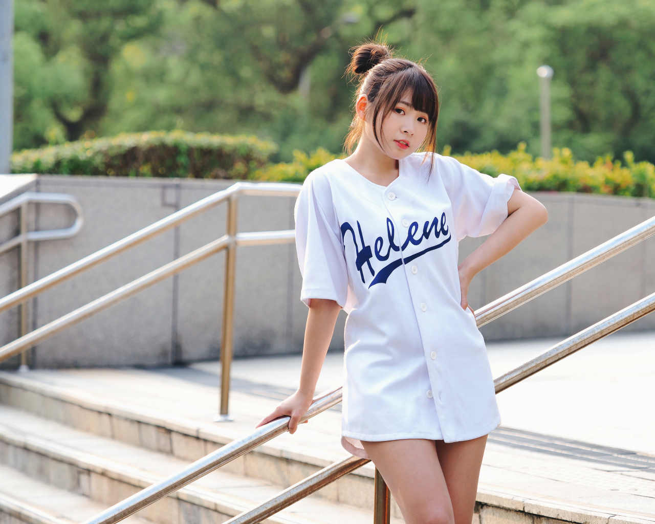 Красивая девушка азиатка в белой рубашке на ступенях 