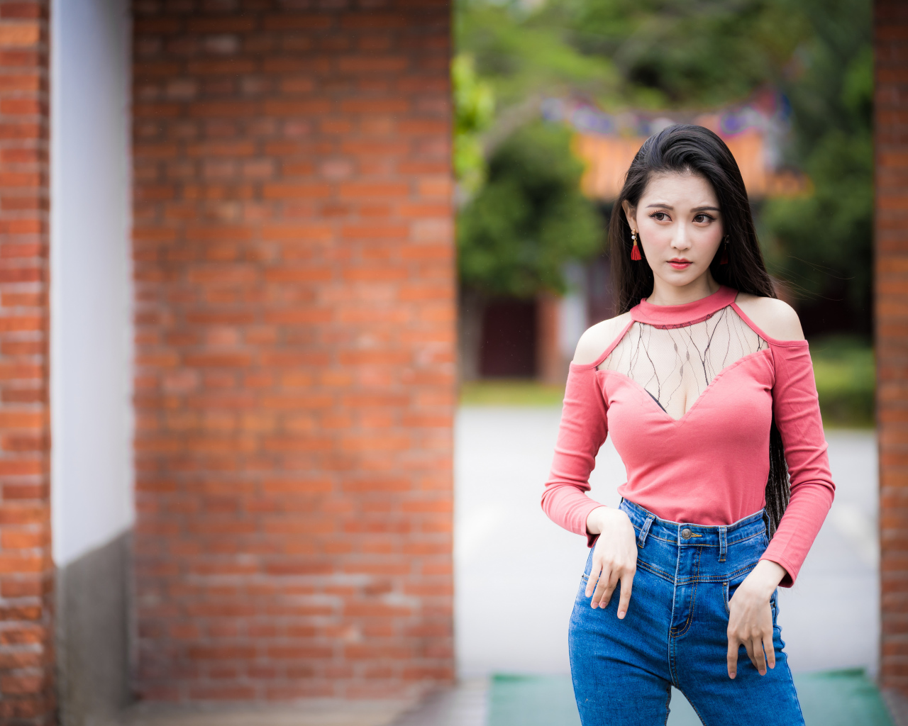 Красивая девушка азиатка в синих джинсах 