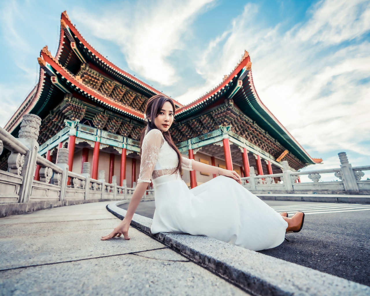 Красивая азиатка в белом платье на фоне храма