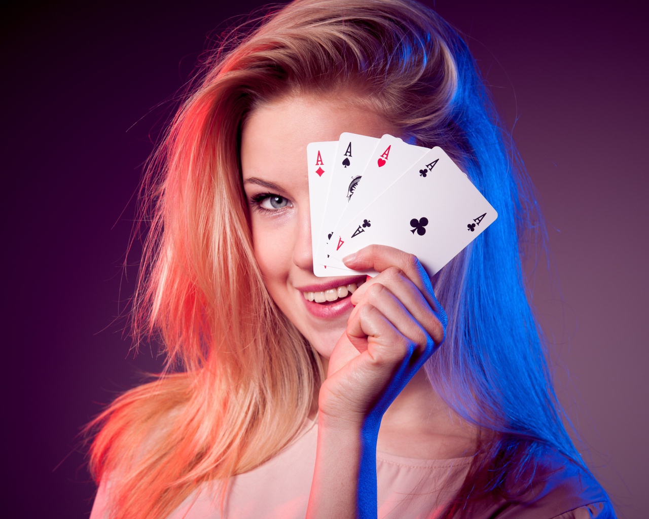 Красивая блондинка закрыла глаз картами