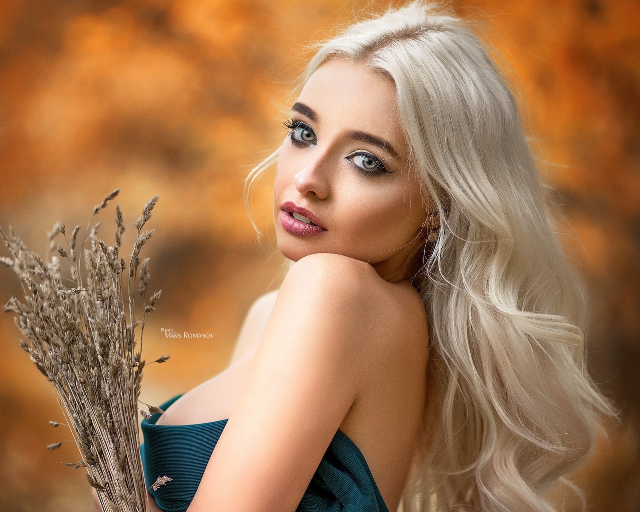 Красивая девушка блондинка с колосьями в руке