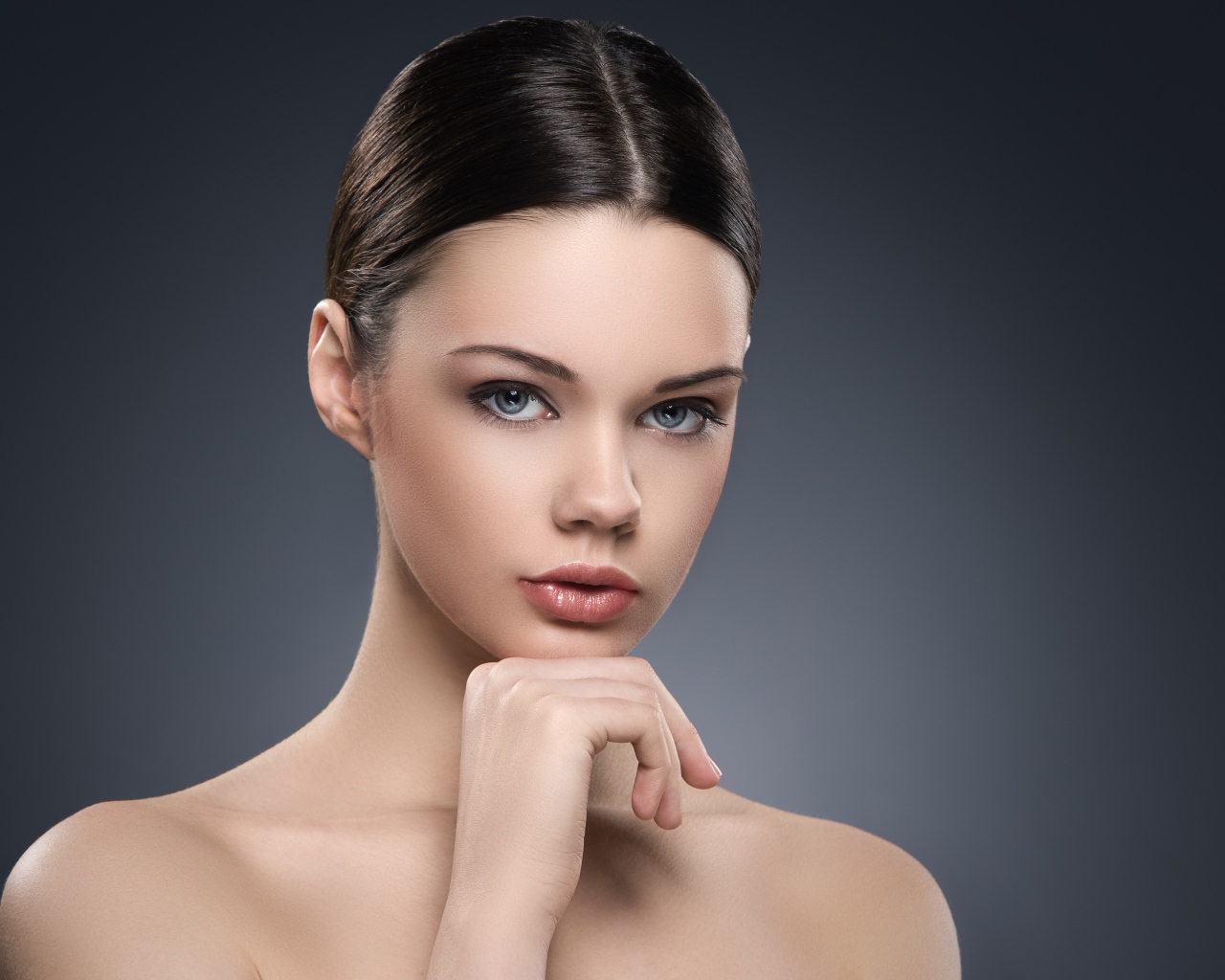 Красивая голубоглазая девушка на сером фоне 