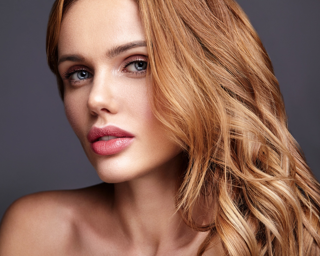 Красивые голубые глаза у длинноволосой девушки