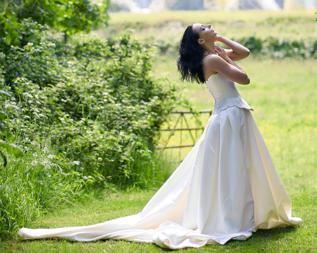 Красивая девушка невеста в белом платье 