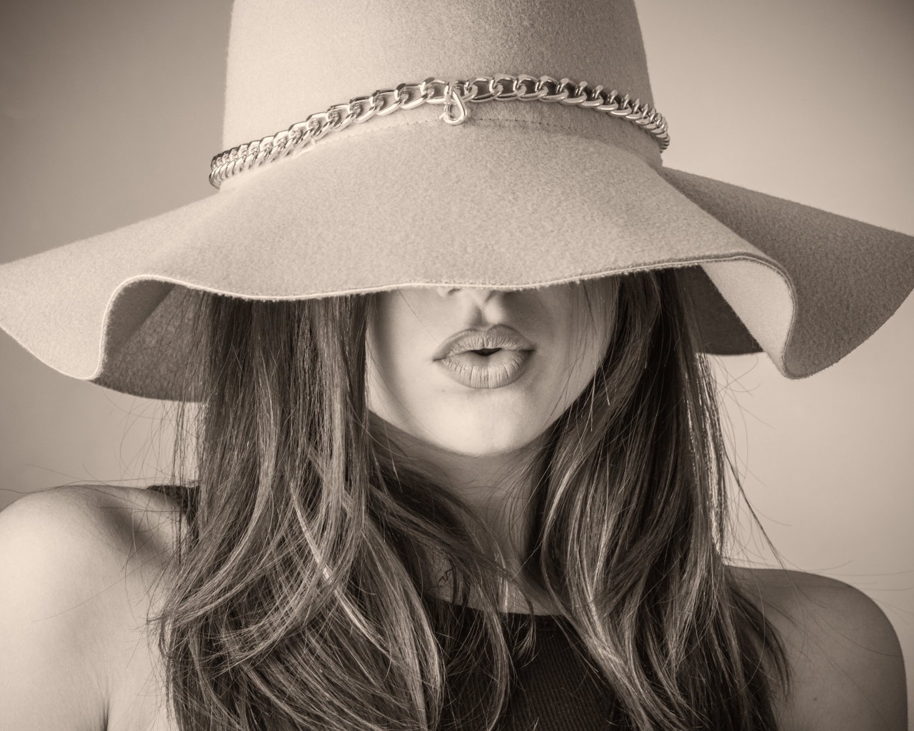 Красивая девушка закрыла лицо шляпой 