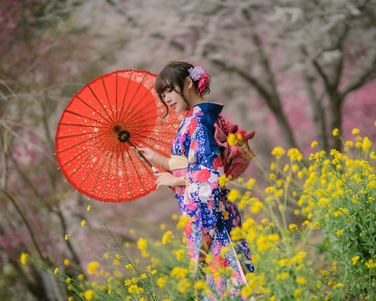 Красивая девушка в кимоно с зонтом в руке 