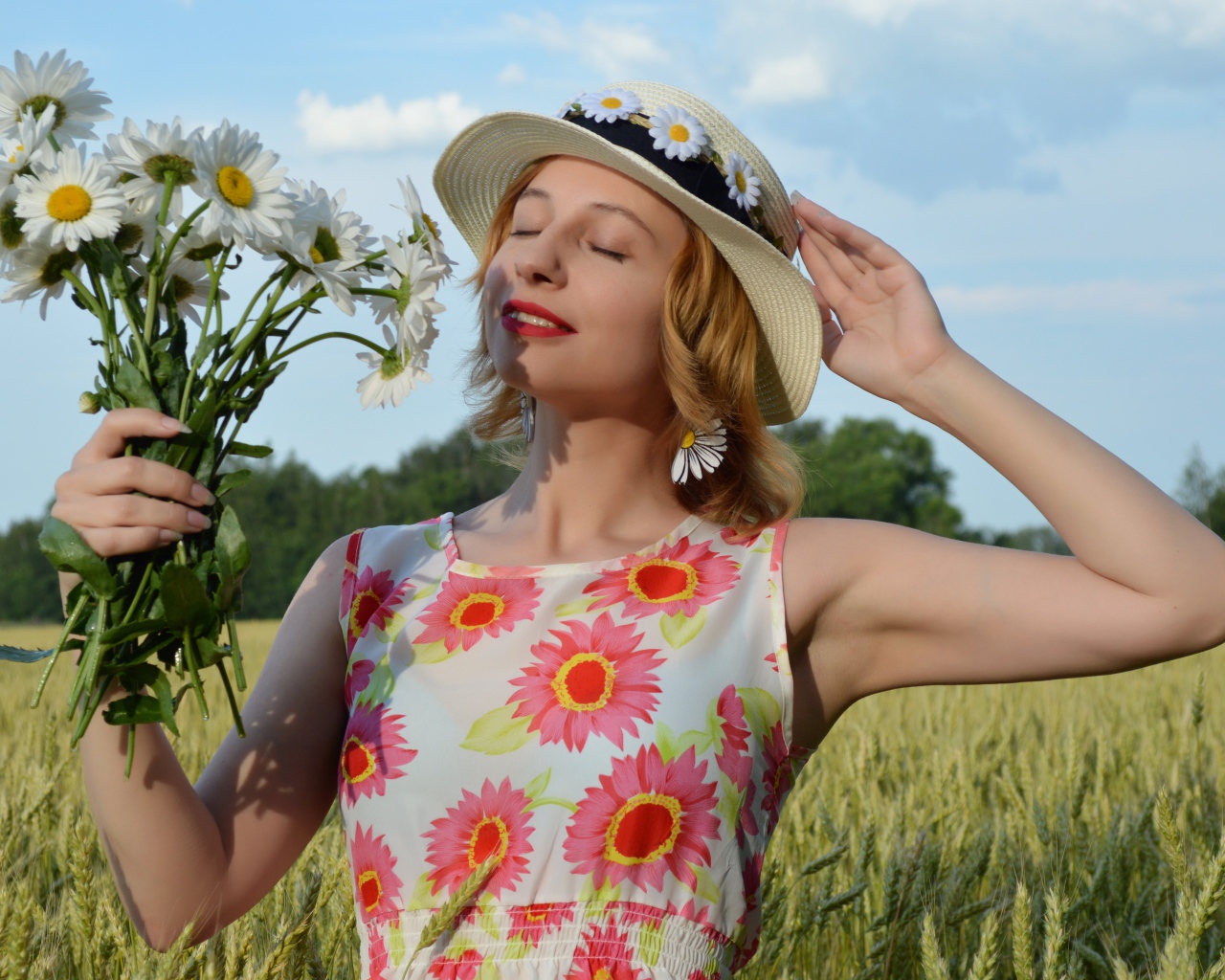 Красивая девушка с букетом ромашек в руке