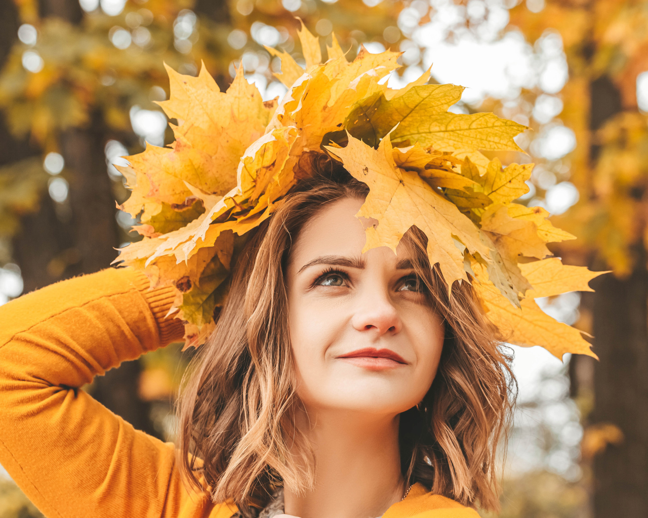 Красивая девушка с венком из листьев на голове