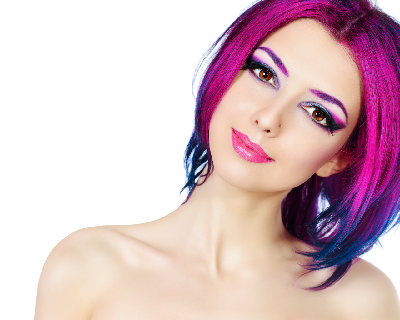 Красивая девушка с розовыми волосами на белом фоне 
