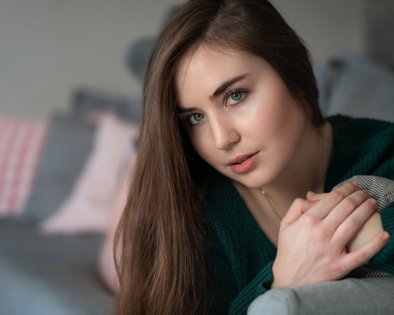 Красивая длинноволосая шатенка с серыми глазами