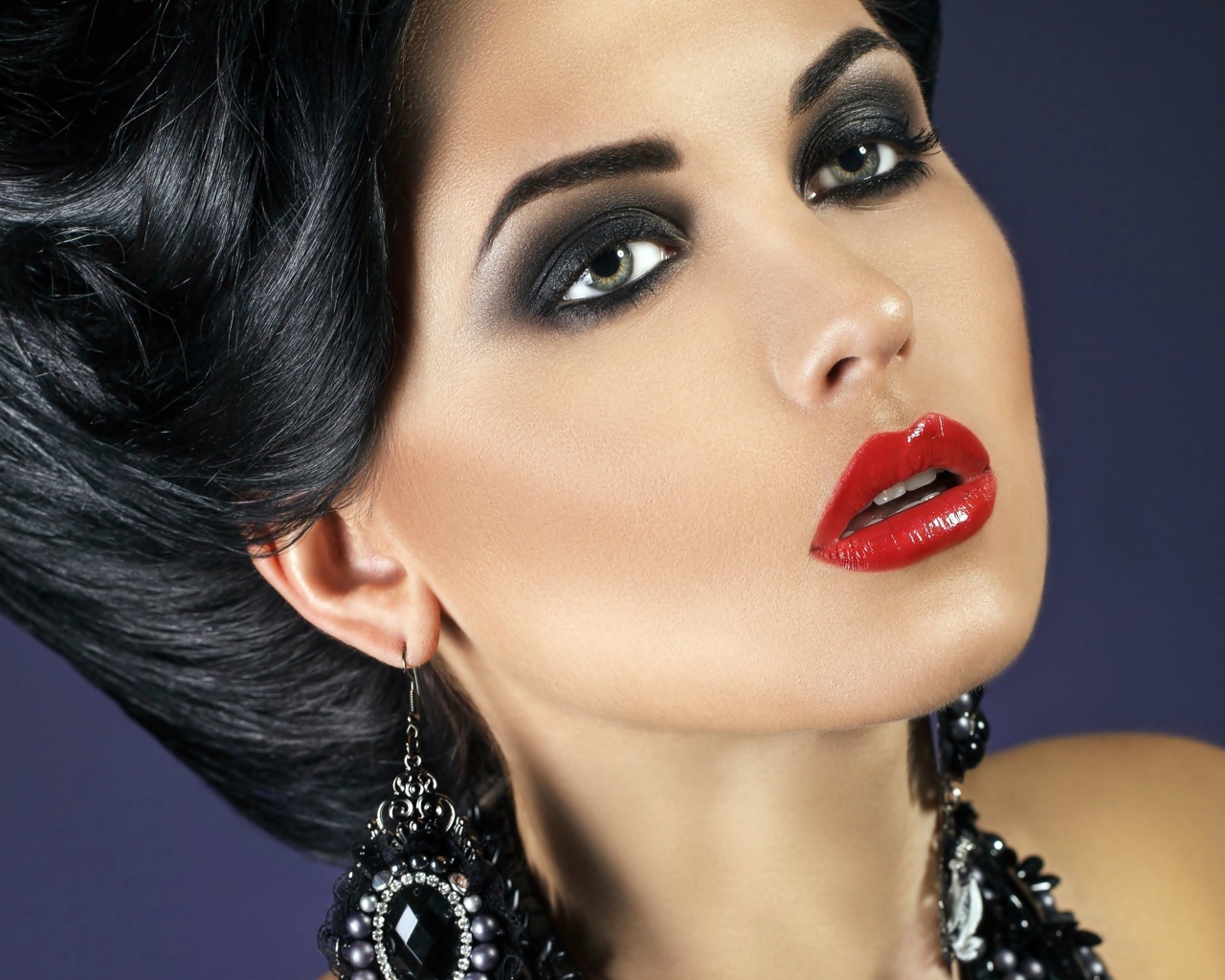 Красивый макияж у жгучей брюнетки