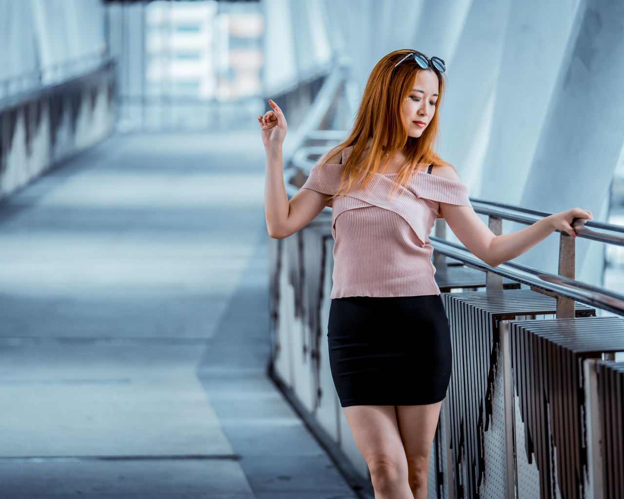 Красивая рыжеволосая девушка азиатка в черной юбке