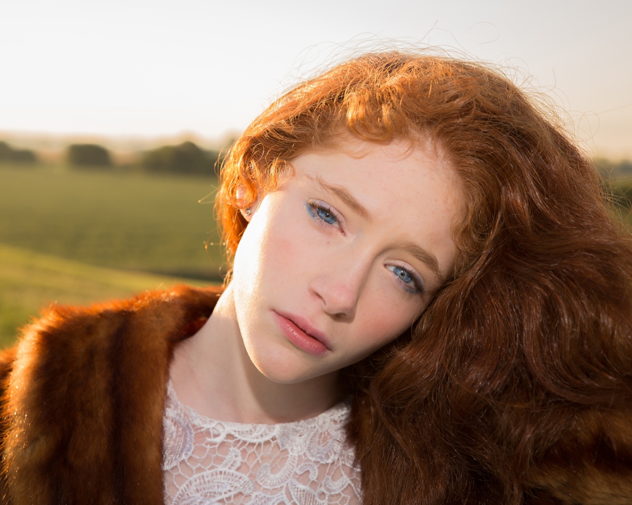 Красивая рыжеволосая девушка в шубе