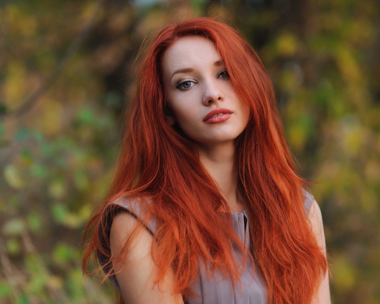 Красивая рыжеволосая девушка с голубыми волосами