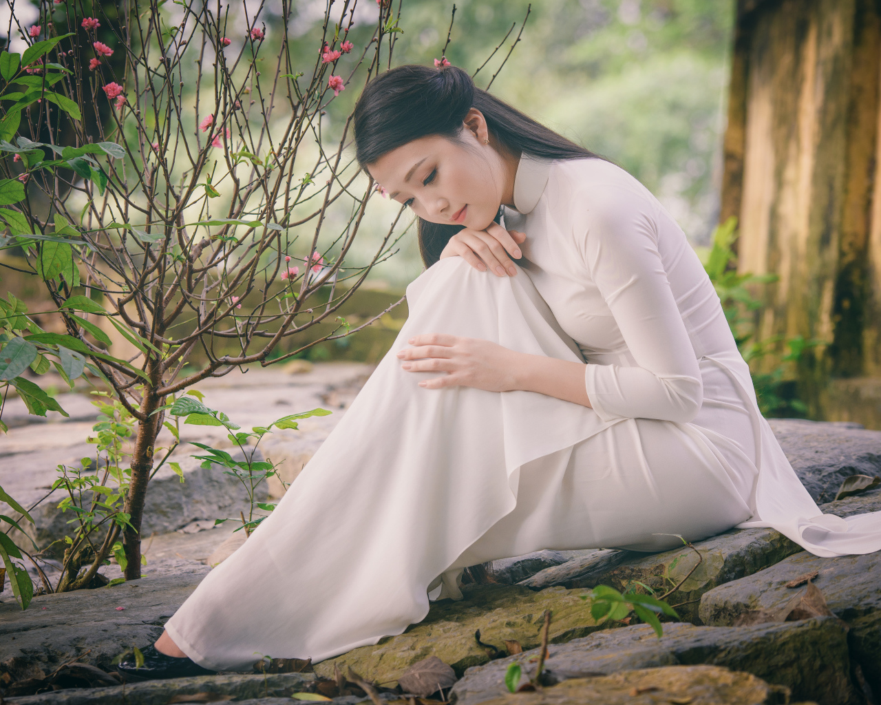 Красивая грустная девушка азиатка в белом платье 