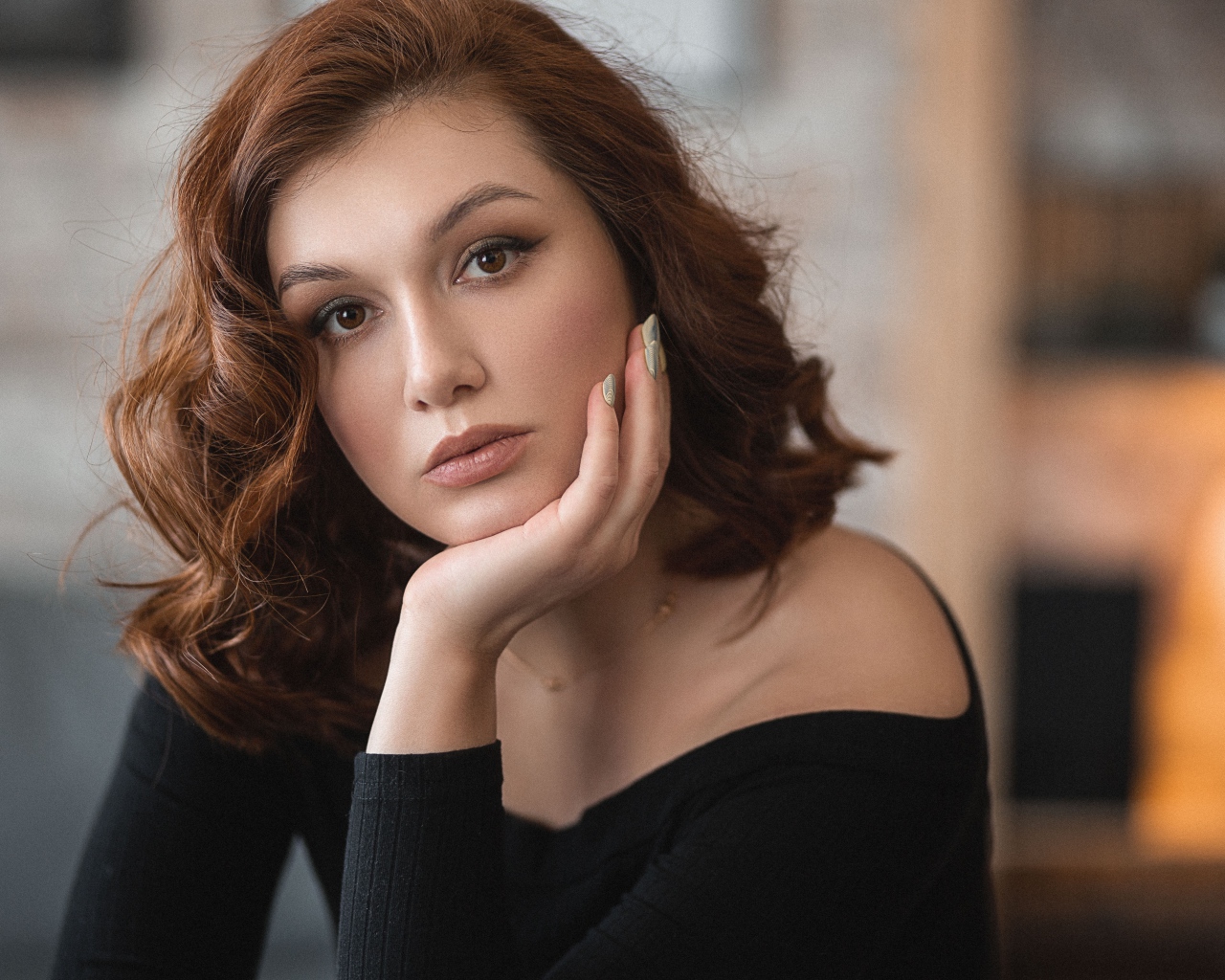 Красивая грустная девушка в черном свитере