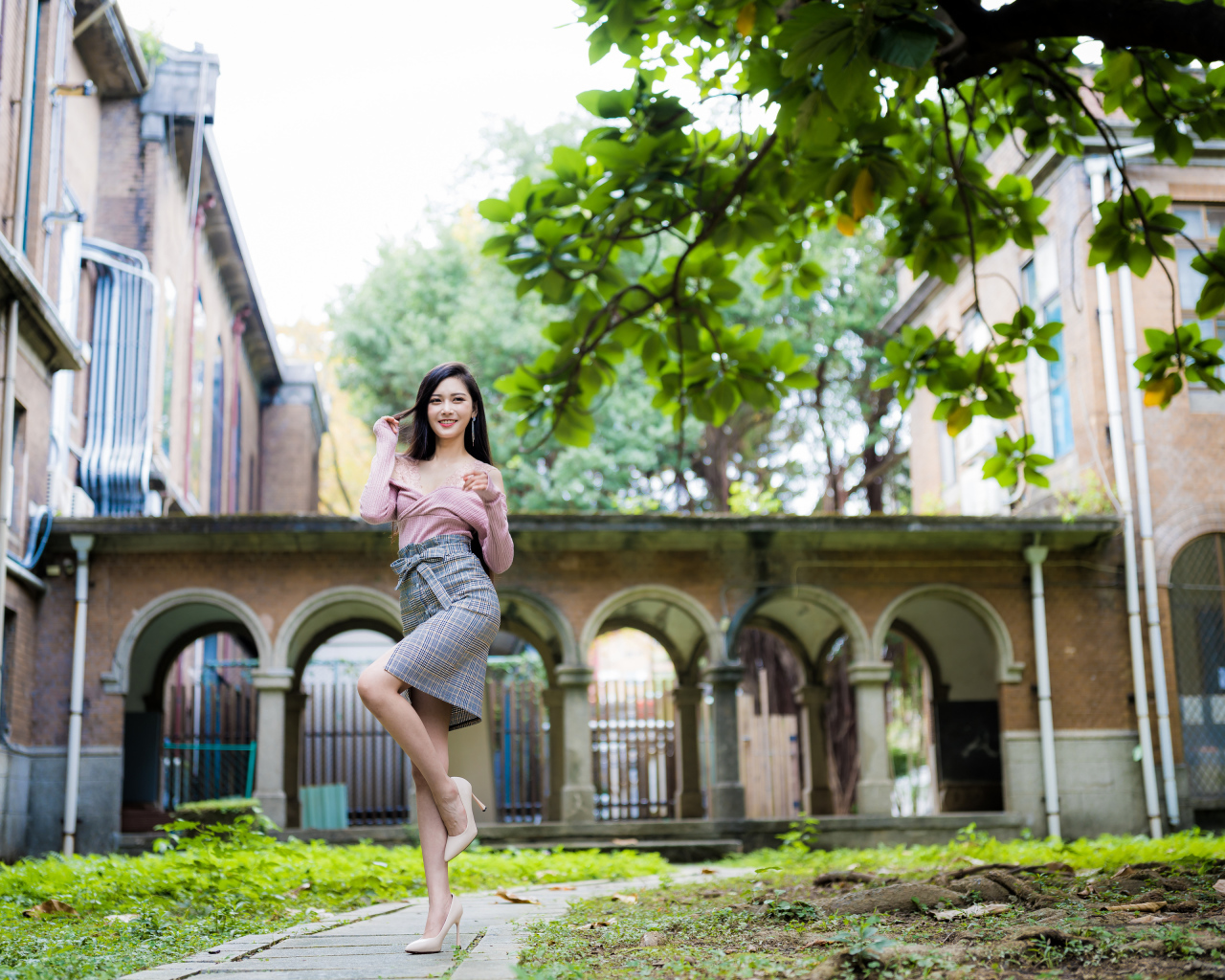 Красивая стройная азиатка на фоне здания