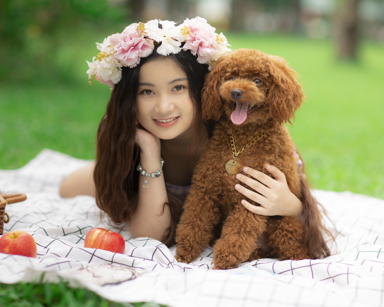 Красивая улыбающаяся девушка азиатка с собакой 