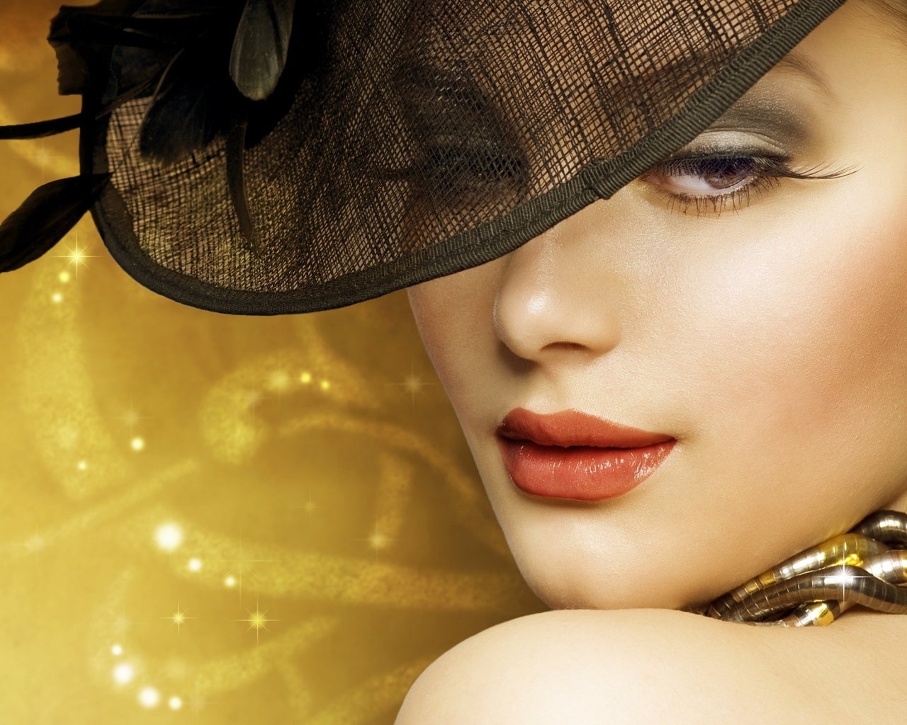 Красивая стильная женщина в черной шляпе 