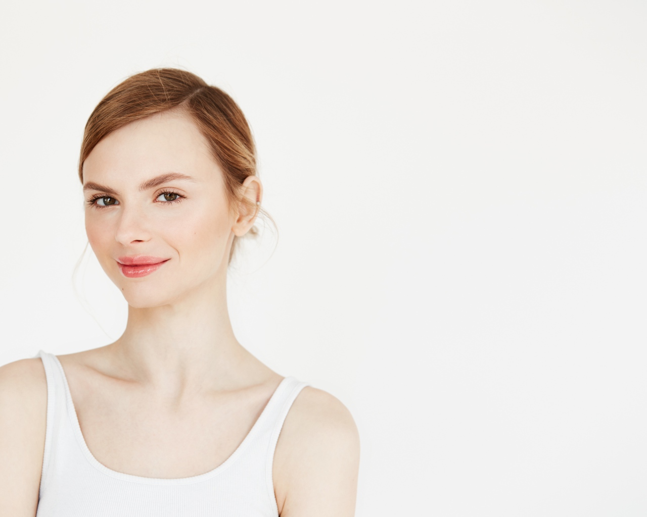 Красивая нежная девушка в белой майке