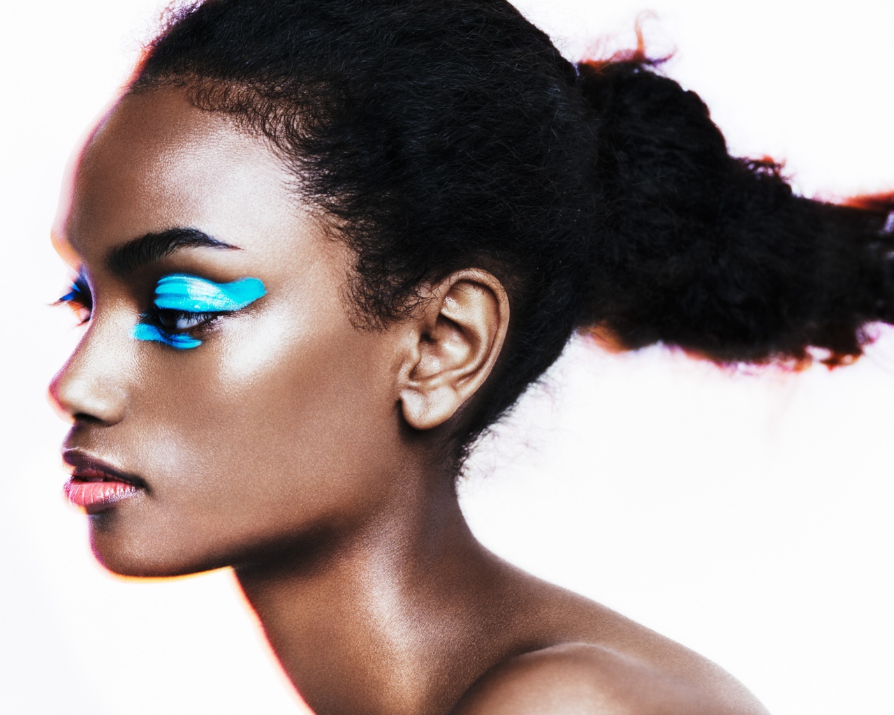 Темнокожая девушка с голубыми тенями на глазах 