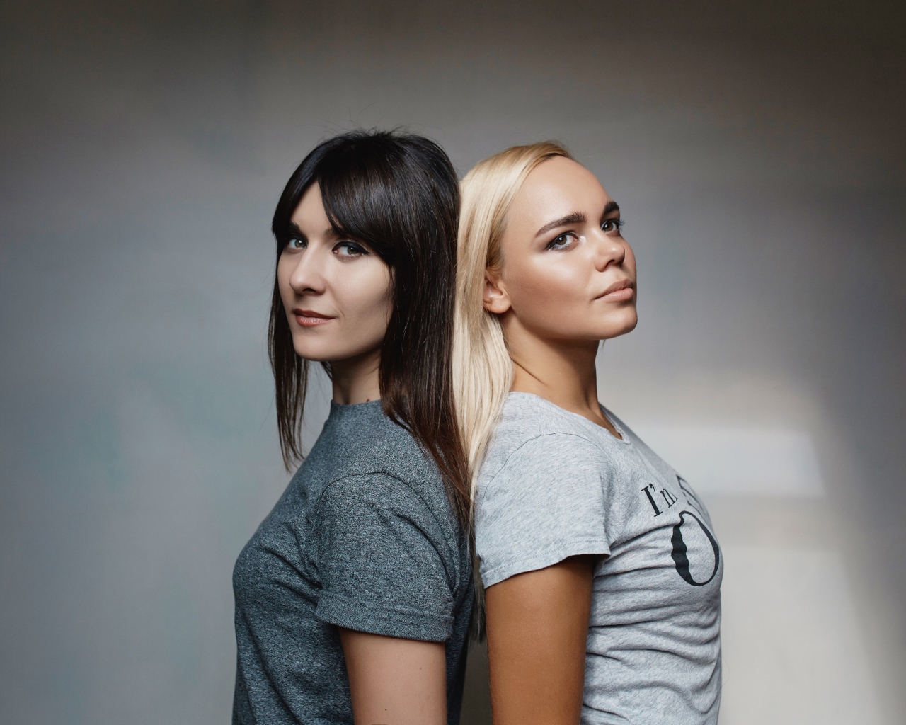 Блондинка и брюнетка на сером фоне