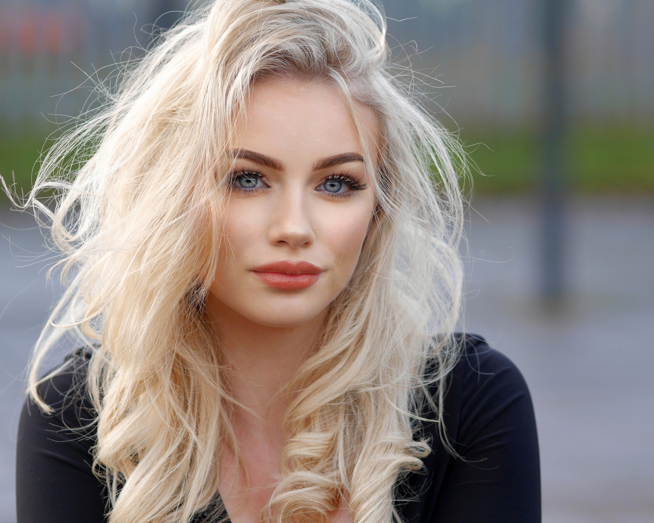 Голубоглазая девушка блондинка крупным планом 