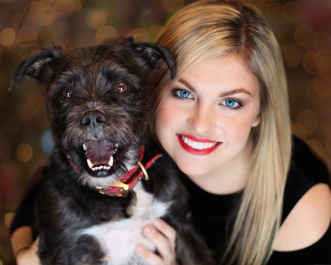 Голубоглазая блондинка с черной собакой 