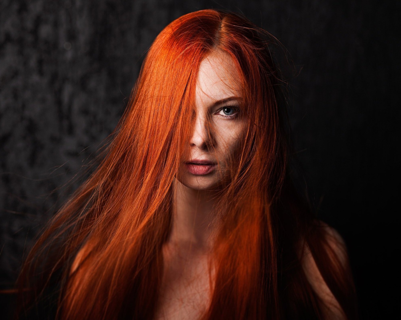 Яркая рыжеволосая девушка с голубыми глазами