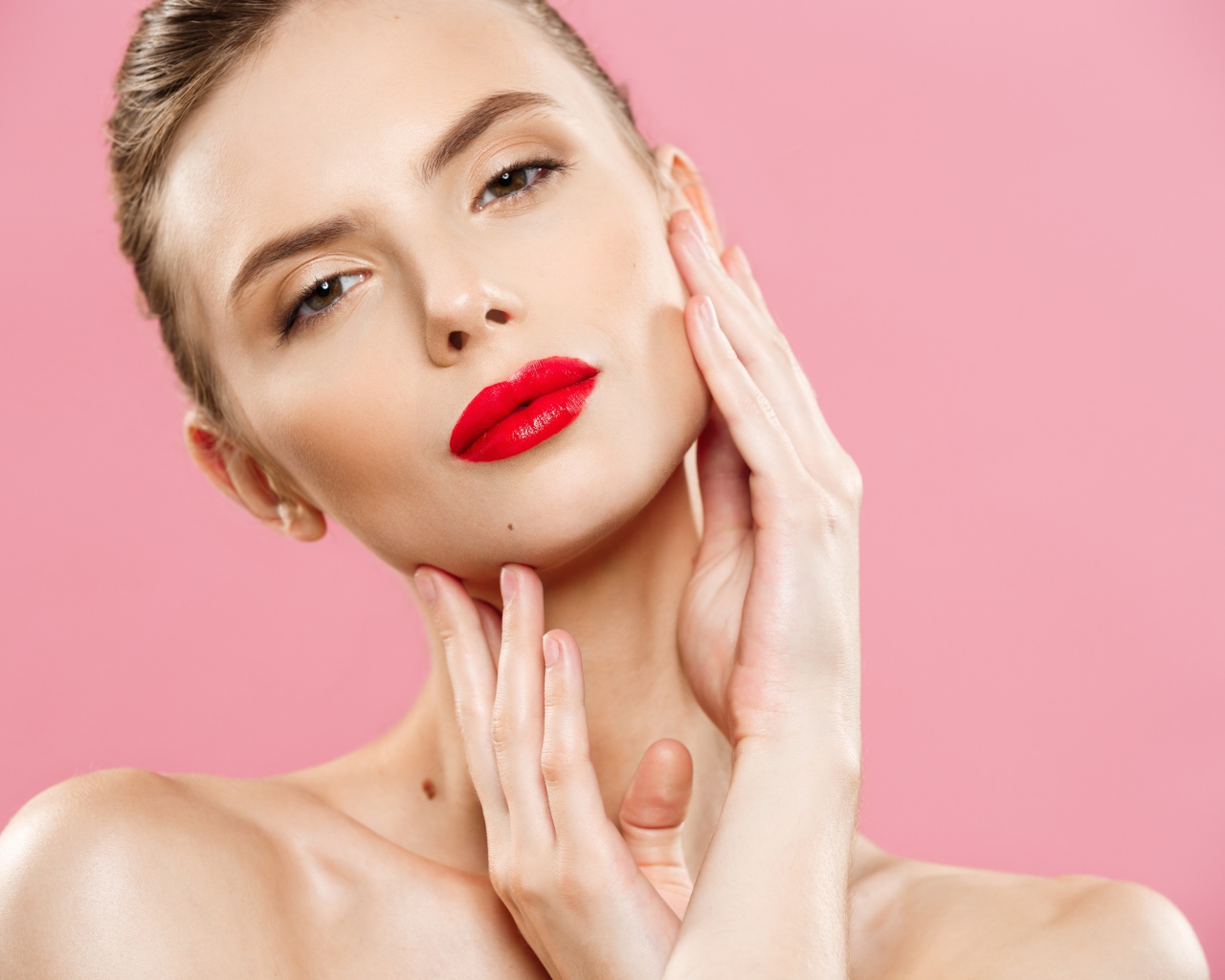 Яркая красная помада на губах у девушки