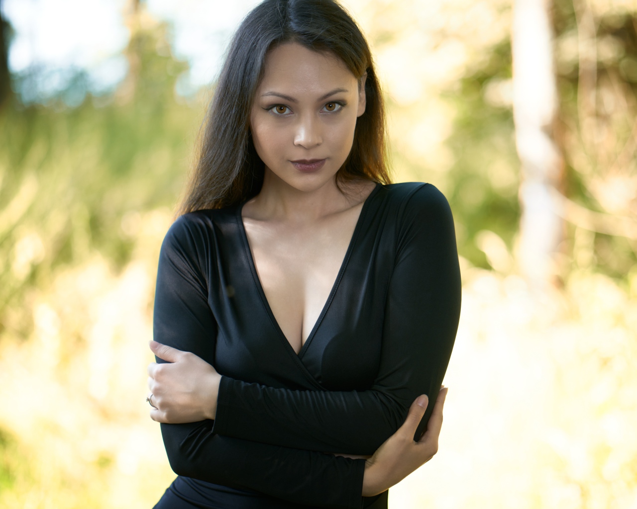 Кареглазая брюнетка модель в черном платье