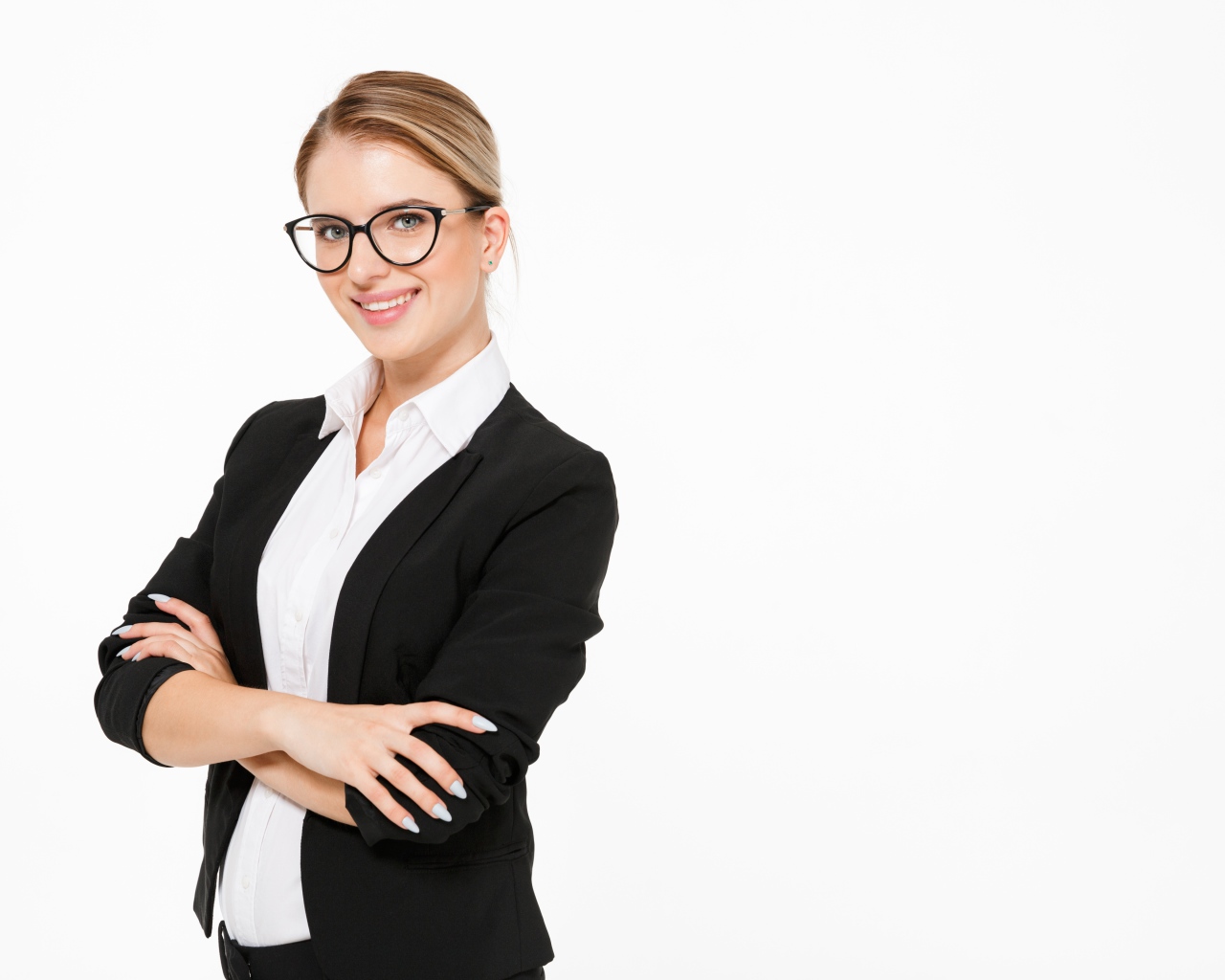Деловая девушка в очках и черном костюме на белом фоне