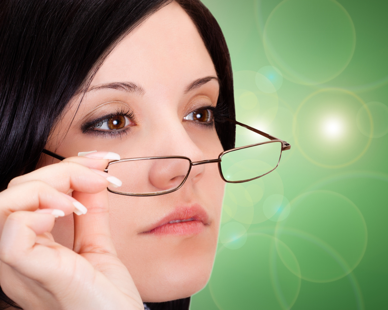 Деловая девушка с карими глазами в очках 