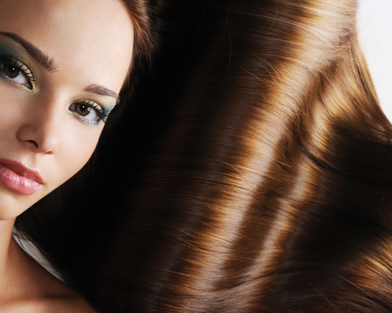 Чистые блестящие волосы красивой девушки 