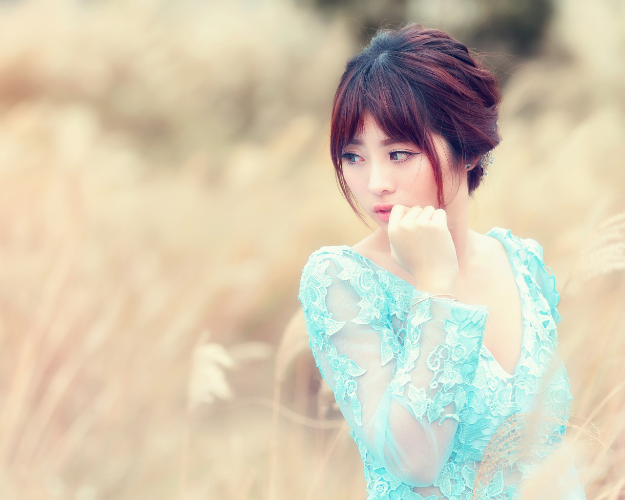 Милая девушка азиатка в голубом платье 